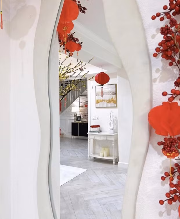 Hiện tại, Hoa hậu Phạm Hương đang cùng chồng đại gia và 2 con trai sinh sống tại Mỹ trong cơ ngơi khủng, có sân vườn rộng rãi. Hoa hậu Phạm Hương hé lộ biệt thự tràn ngập màu Tết