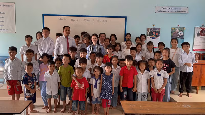 Hoa hậu Thùy Tiên đã trao tặng 496 phần quà tại các điểm: Trường Tiểu học Tân Tiến, Lớp học Cây số 16, Trường Tiểu học Hữu nghị Khmer - Việt Nam, con em cán bộ Hội và 5 gia đình có hoàn cảnh khó khăn. Hoa hậu Thùy Tiên đẹp mê mẩn trong trang phục truyền thống Campuchia
