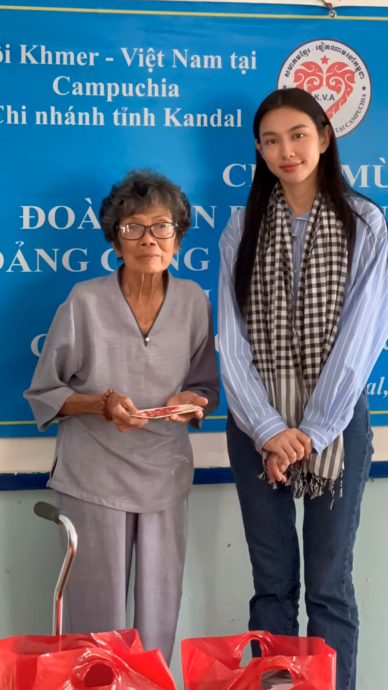 Đặc biệt, nàng hậu mặc trang phục truyền thống của Campuchia tại Cung điện hoàng gia để tôn vinh văn hóa và tinh thần hữu nghị giữa hai quốc gia. Hoa hậu Thùy Tiên đẹp mê mẩn trong trang phục truyền thống Campuchia
