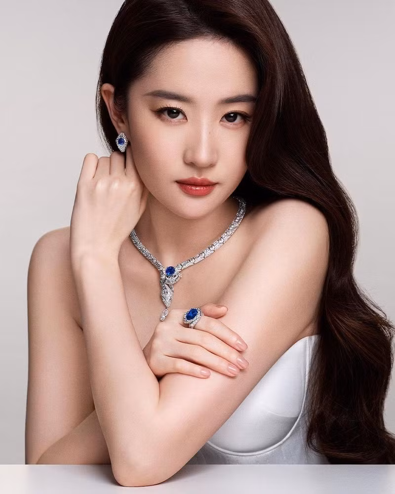 Nhắc đến "tường thành nhan sắc" của Cbiz thì không thể không có <strong> Lưu Diệc Phi</strong>. Nhờ ngoại hình xuất chúng, nữ diễn viên nổi tiếng sinh năm 1987 còn được nhiều thương hiệu quốc tế lựa chọn làm đại diện hình ảnh. Lưu Diệc Phi, Dương Mịch lọt top 10 mỹ nhân Hoa ngữ hậu thập niên 80