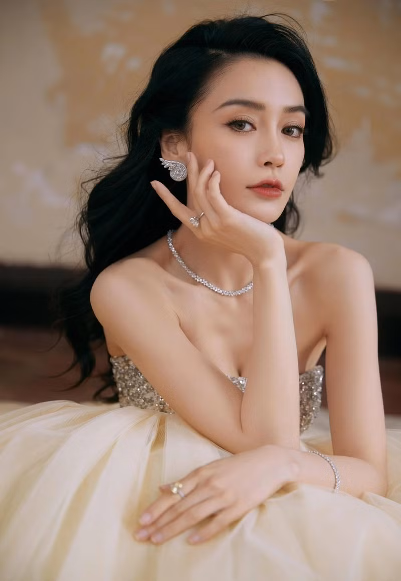 <strong> Angela Baby</strong> nổi tiếng là một trong những tiểu Hoa đán từng được săn đón nhất của làng giải trí xứ Trung. Tên tuổi của cô được biết tới rộng rãi qua các bộ phim như Vân Trung Ca, Yêu Em Từ Cái Nhìn Đầu Tiên… Lưu Diệc Phi, Dương Mịch lọt top 10 mỹ nhân Hoa ngữ hậu thập niên 80