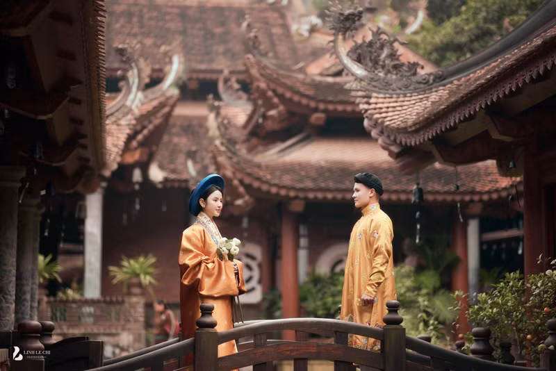 Cặp đôi lựa chọn trang phục truyền thống để thực hiện bộ ảnh cưới đặc biệt của mình. Ảnh cưới của Quang Hải - Thanh Huyền nhận 'mưa' lời khen