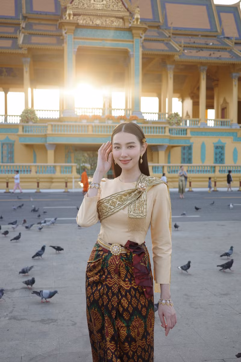 Chuyến từ thiện của Hoa hậu Thùy Tiên không chỉ góp phần giúp đỡ cộng đồng kiều bào Việt Nam tại Campuchia mà còn thể hiện tinh thần đùm bọc, tương trợ giữa hai nước láng giềng. Hoa hậu Thùy Tiên đẹp mê mẩn trong trang phục truyền thống Campuchia