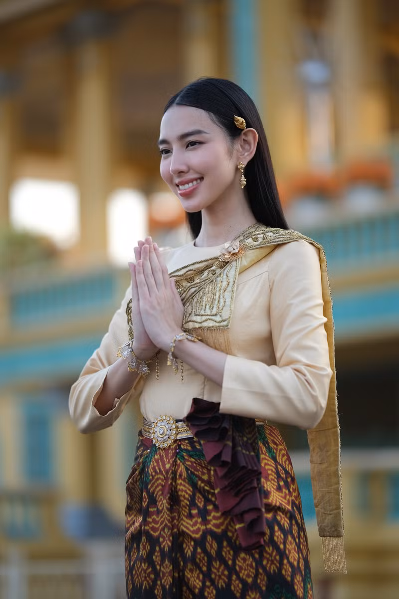 Trong đó, tiêu biểu là ngôi chùa Phật Ngọc Lục Bảo còn gọi là Chùa Bạc được lót nền bằng hàng nghìn tấm gạch bạc và tượng Phật được đính hơn 2.000 viên đá kim cương quý giá. Hoa hậu Thùy Tiên đẹp mê mẩn trong trang phục truyền thống Campuchia