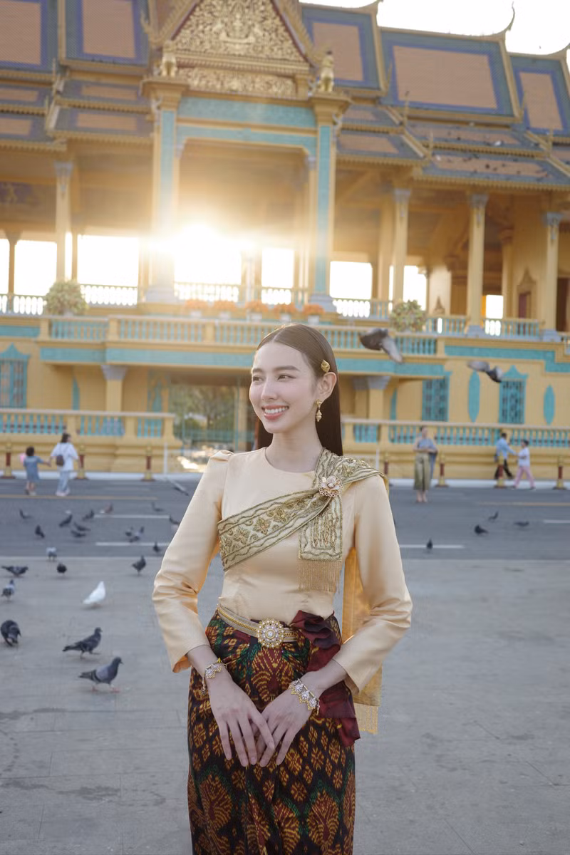 Với màu sắc và chất liệu trang phục đặc trưng, khán giả trong và ngoài nước vô cùng thích thú với hình ảnh xinh đẹp lần này của cô nàng. Hoa hậu Thùy Tiên đẹp mê mẩn trong trang phục truyền thống Campuchia