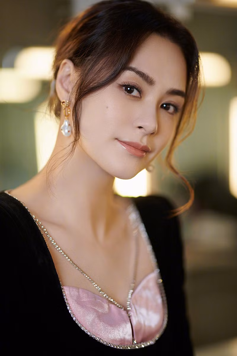 <strong> Chung Hân Đồng</strong> sinh năm 1981, là thành viên nhóm nhạc Twins đình đám của Hồng Kông. Bên cạnh sự nghiệp ca hát, cô còn là một diễn viên nổi tiếng. Dù đã ngoài 40 tuổi nhưng nữ nghệ sĩ vẫn giữ được vẻ ngoài tươi trẻ, rạng rỡ. Lưu Diệc Phi, Dương Mịch lọt top 10 mỹ nhân Hoa ngữ hậu thập niên 80