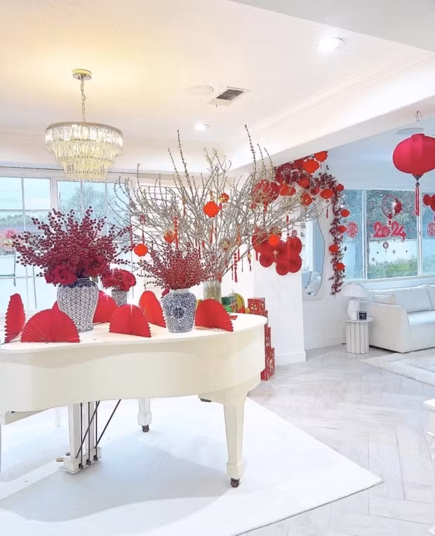 Phạm Hương cũng duy trì việc trang trí nhà cửa theo lối của người Việt để đón năm mới. Hoa hậu Phạm Hương hé lộ biệt thự tràn ngập màu Tết