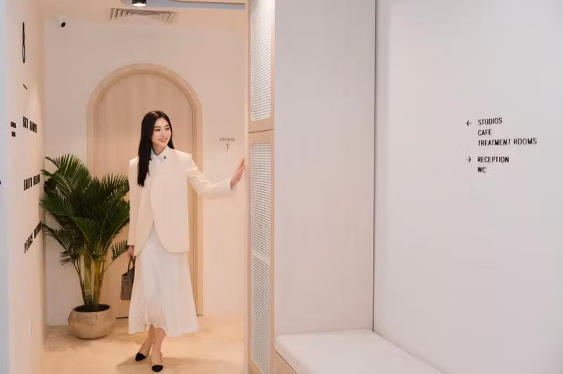 Hoa hậu Đặng Thu Thảo 'xả kho' loạt ảnh ngọt như kẹo