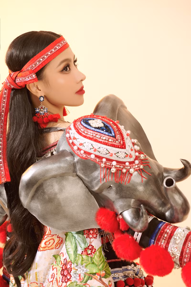 Bộ trang phục là sự kết hợp giữa hai nét đẹp của trang phục người Ê Đê và H'mông, nhìn đơn giản nhưng các chi tiết trên trang phục phần lớn được đính bằng đá nên trọng lượng của chiếc váy khá nặng. Pha xử lý tinh tế phần thi trang phục dân tộc của Ngọc Hằng nhận mưa lời khen