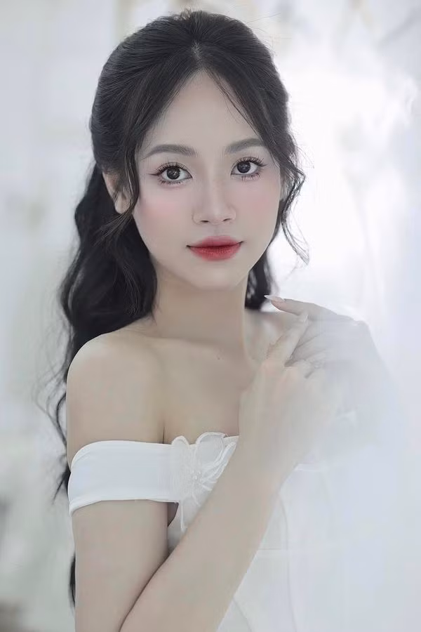 Á hậu Thùy Linh làm giám khảo ở tuổi 21, ghi điểm với nhan sắc cực ngọt