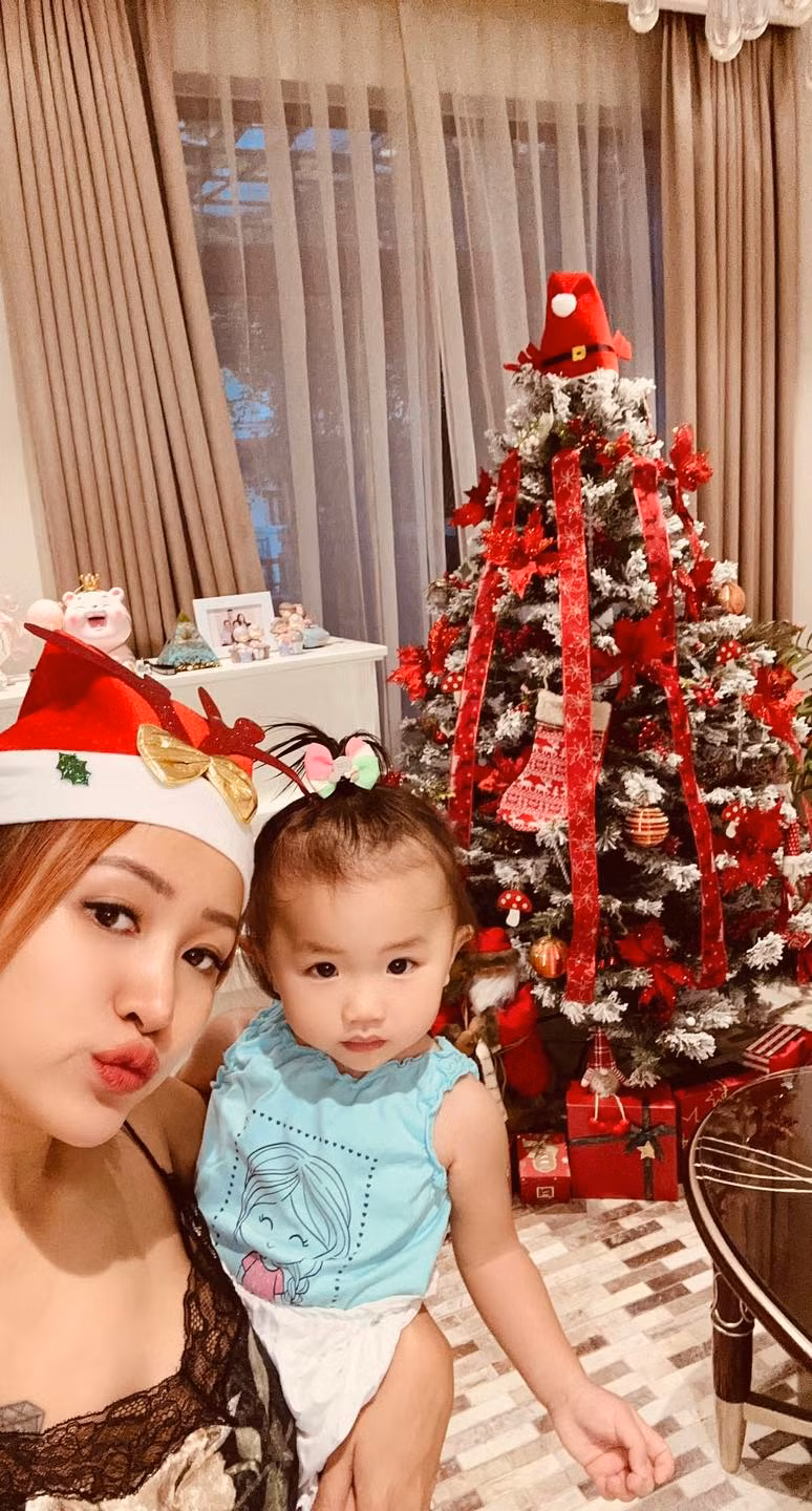 Vân Hugo cũng đã trang hoàng biệt thự đón Giáng sinh từ sớm. Sao Việt nô nức trang hoàng nhà cửa đón Giáng sinh