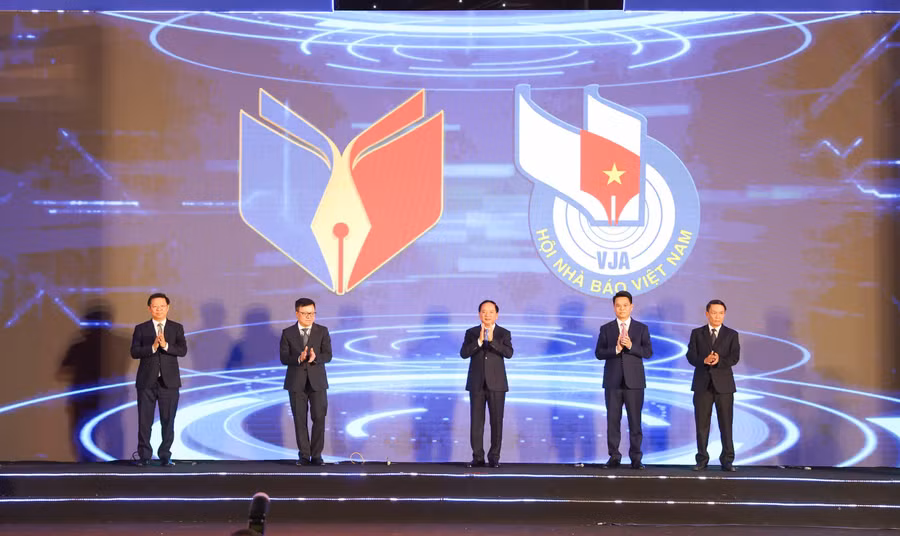 Các đại biểu nhấn nút khai mạc Hội Báo toàn quốc năm 2026.