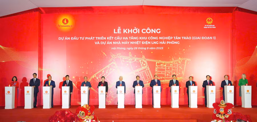 Các đại biểu nhấn nút khởi công dự án.