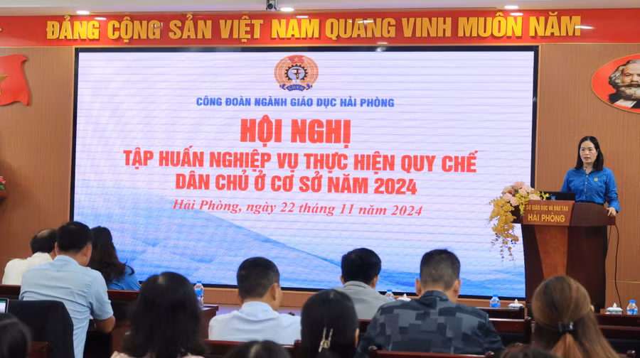 Bà Phạm Kim Thuý - Phó Chủ tịch Công đoàn ngành Giáo dục Hải Phòng phát biểu tại chương trình.
