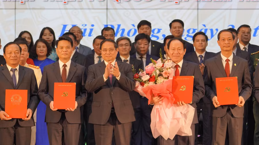 Thủ tướng Phạm Minh Chính trao Quyết định cho Bí thư Thành uỷ Hải Phòng Lê Tiến Châu.