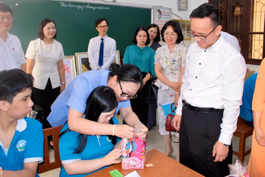 Thứ trưởng Nguyễn Thị Quyên Thanh thăm và tặng quà cho học trò Trường Giáo dục chuyên biệt Hải Phòng.