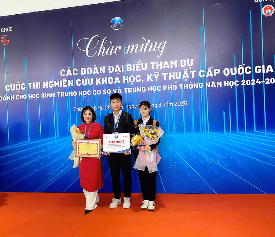 Em Nguyễn Anh Thơ và Chu Đức Thịnh cùng giáo viên hướng dẫn.