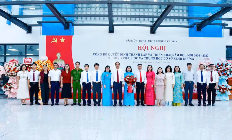 Đại biểu khách mời chụp hình lưu niệm cùng Ban Giám hiệu nhà trường.