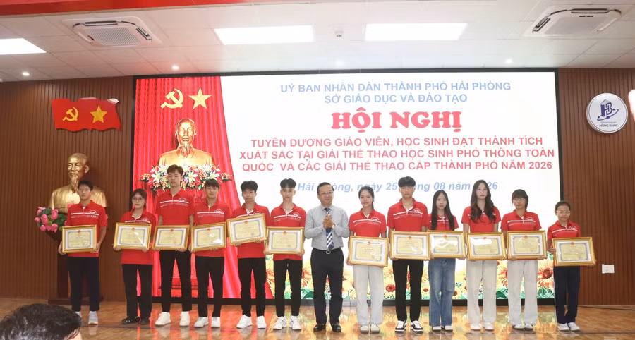 Sở GD&ĐT tặng khen học sinh đạt thành tích cao trong giải thể thao học sinh phổ thông toàn quốc năm 2026.
