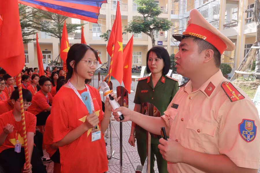 Học sinh Trường THPT Lê Chân trả lời câu hỏi về an toàn giao thông.