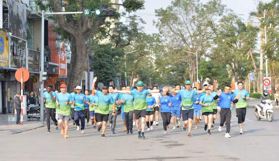 Đông đảo cán bộ, lãnh đạo các cơ quan và tầng lớp nhân dân tham gia sự kiện