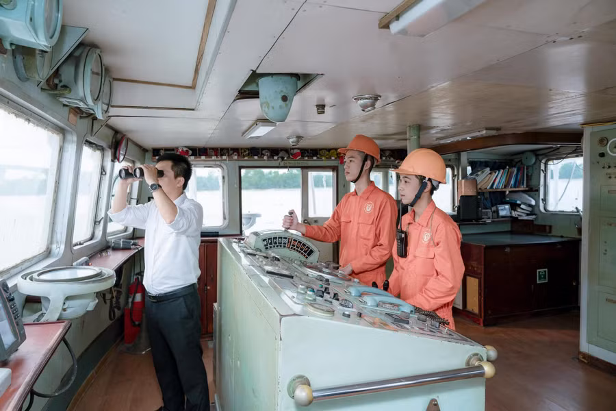 Sinh viên Trường Cao đẳng Hàng hải và Đường thủy I thực tập trên tàu.