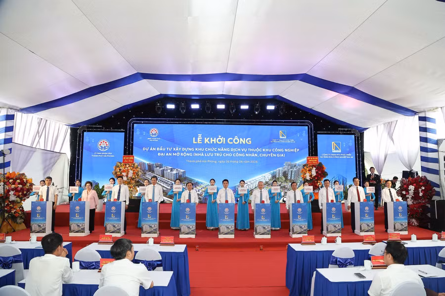 Đại biểu nhấn nút khởi công dự án.