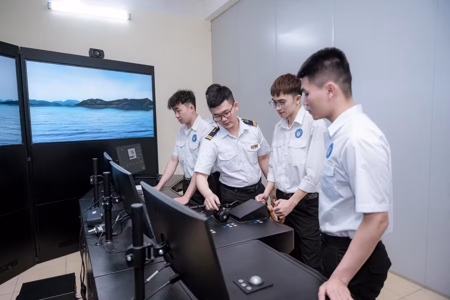 Sinh viên Trường Cao đẳng Hàng hải và Đường thủy I trong giờ thực hành.