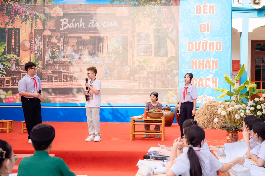 Học sinh chia thành từng nhóm báo cáo nhiệm vụ học tập được giao.