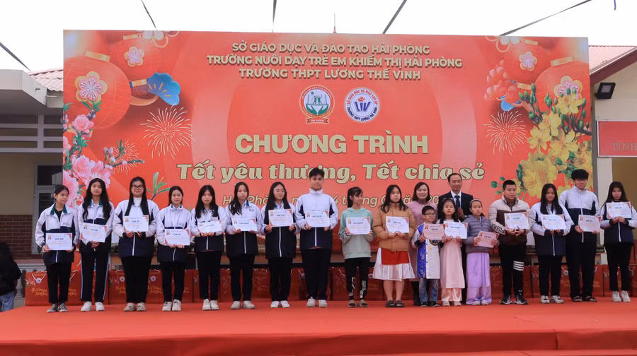 Những phần thưởng ý nghĩa cho hoạt động trải nghiệm đón Tết cho học sinh 2 nhà trường.