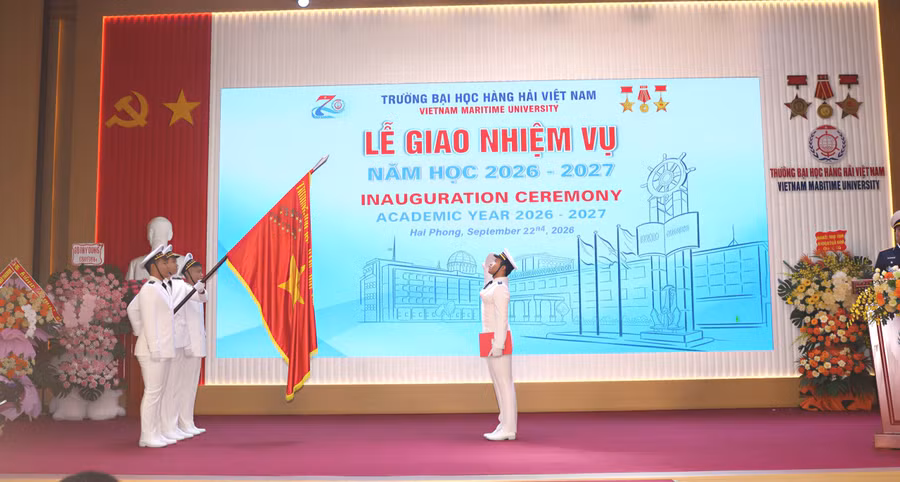 Sinh viên thực hiện nghi lễ Tuyên thệ trước Cờ.