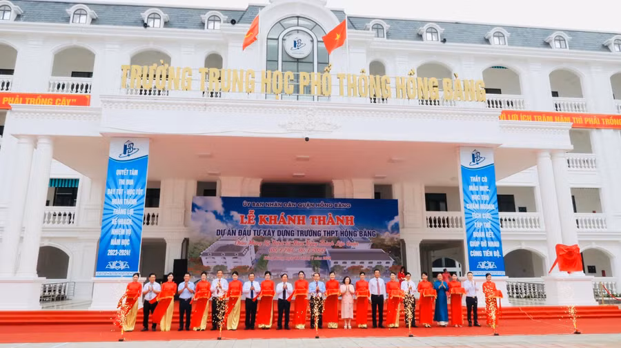 Lễ cắt băng khánh thành Trường THPT Hồng Bàng, quận Hồng Bàng, TP Hải Phòng.