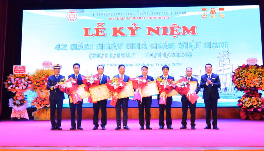 Lễ kỷ niệm 42 năm Ngày Nhà giáo Việt Nam tại Trường Đại học Hàng hải Việt Nam.