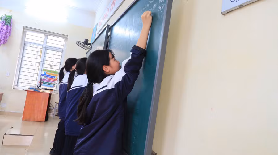 Học sinh Trường THCS Quán Toan, Hồng Bàng, TP Hải Phòng trong giờ học tại trường.