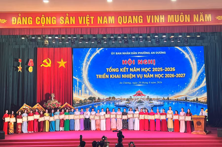 Các cá nhân được Chủ tịch UBND TP tặng Bằng khen.