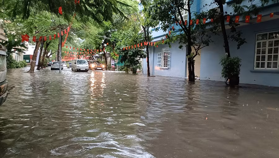 Đường phố Hải Phòng lụt cục bộ sau cơn mưa rào kéo dài.