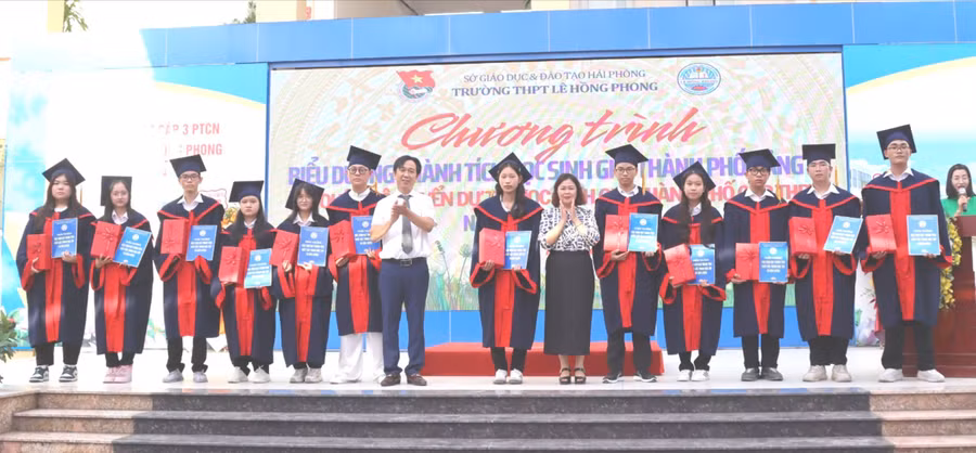Biểu dương 12 HSG bảng A năm học 2024-2025.