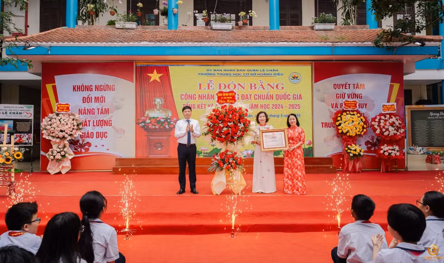 Ông Hoàng Minh Cường – Phó Chủ tịch UBND TP Hải Phòng trao Bằng công nhận Trường đạt chuẩn Quốc gia cho nhà trường.