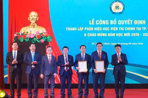 Thứ trưởng Bộ GD&ĐT Lê Quân (bìa phải) trao Quyết định thành lập và Quyết định cho phép hoạt động đào tạo của Phân hiệu Học viện Tài chính tại TPHCM.