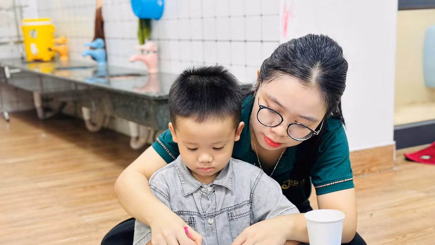 Cô và trẻ tại Trường Mầm non Tuổi Thần Tiên (Thanh Hóa). Ảnh: NTCC.