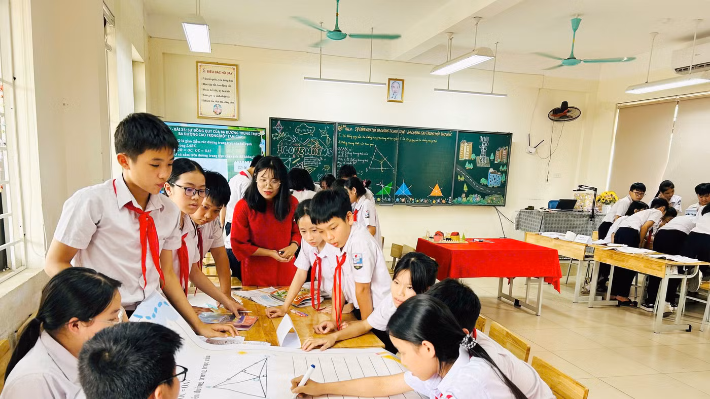 Cô trò Trường THCS Dương Hòa 1, xã Dương Hòa, Hà Nội trong giờ Toán. Ảnh: Đình Tuệ.