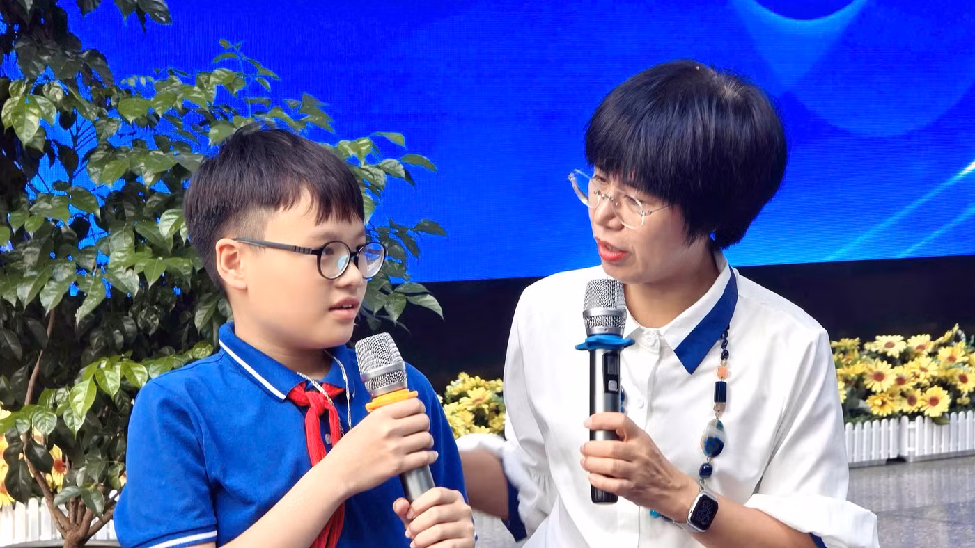 Cô Nguyễn Thị Vân Hồng, Hiệu trưởng Trường Tiểu học & THCS Chương Dương, Hà Nội trao đổi với học sinh. Ảnh: Đình Tuệ.