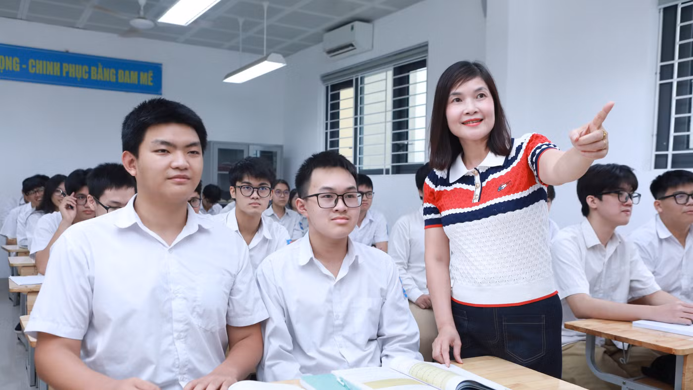 Cô Phạm Mai Hương và các em Đặng Thái Sơn, Trần Dương Lâm trong giờ Hóa học. Ảnh: Đình Tuệ.