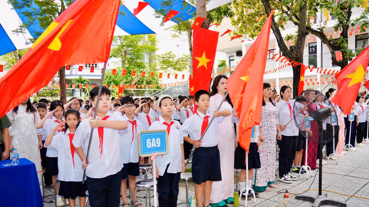 Học sinh Trường THCS Thái Thịnh, phường Đống Đa, Hà Nội chào đón năm học mới.