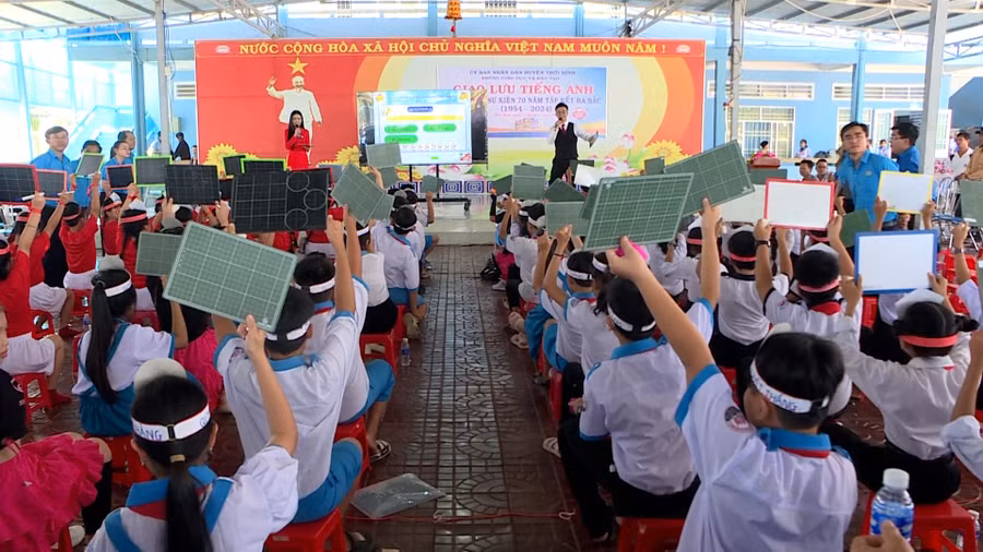 Học sinh tham gia rung chuông vàng.