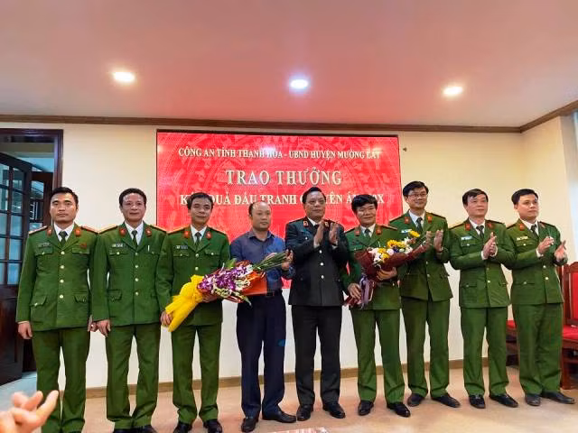 Thiếu tướng Nguyễn Hải Trung - Giám đốc Công an tỉnh và ông Cao Văn Cường - Chủ tịch UBND huyện Mường Lát (Thanh Hóa) trao thưởng cho đội phá án. Thiếu tướng Nguyễn Hải Trung - Giám đốc Công an tỉnh và ông Cao Văn Cường - Chủ tịch UBND huyện Mường Lát (Thanh Hóa) trao thưởng cho đội phá án.