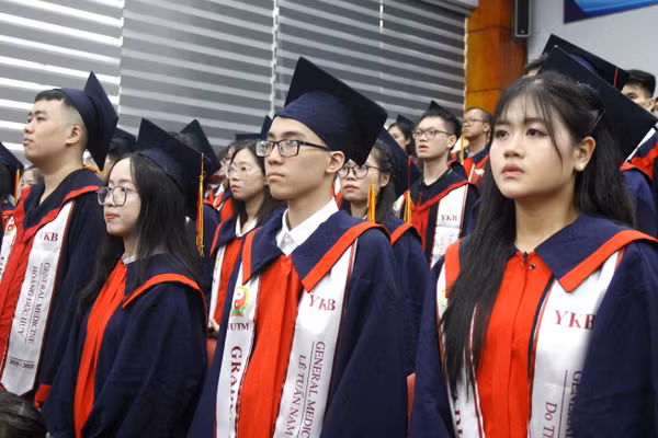 Sinh viên Học viện Y - Dược học Việt Nam trong ngày tốt nghiệp.