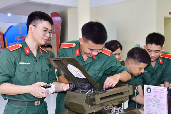 Sinh viên Học viện Kỹ thuật quân sự.