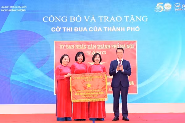 Ông Nguyễn Công Bằng - Ủy viên thường trực Hội đồng thi đua khen thưởng, Trưởng Ban Thi đua khen thưởng Thành phố HN trao Cờ “Đơn vị xuất sắc trong phong trào thi đua” cho tập thể nhà trường.