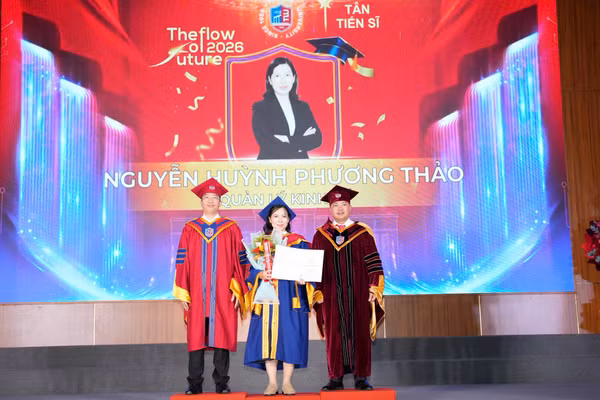 Tân tiến sĩ Nguyễn Huỳnh Phương Thảo nhận bằng tốt nghiệp.